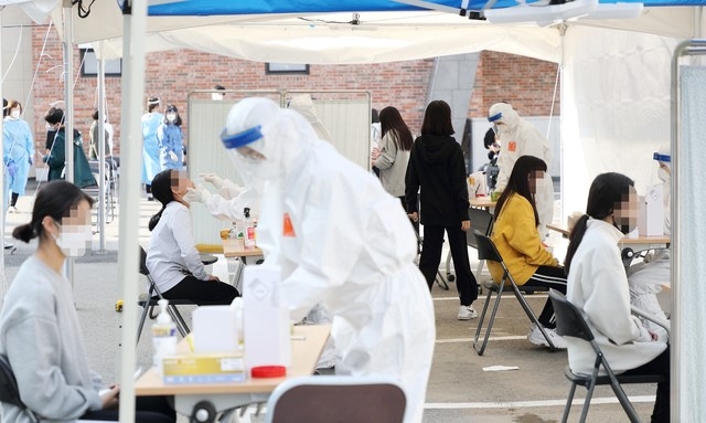 코로나19 확진자가 발생한 관동중학교 학생들을 대상으로 한 검체검사가 13일 강원 강릉시 보건소 선별진료소에서 진행되고 있다. (사진=강릉시청 제공)