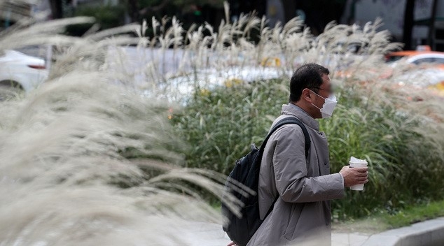 쌀쌀한 출근길 날씨를 보이는 14일 오전 서울 종로구 시내에서 시민들이 마스크를 착용하고 있다.