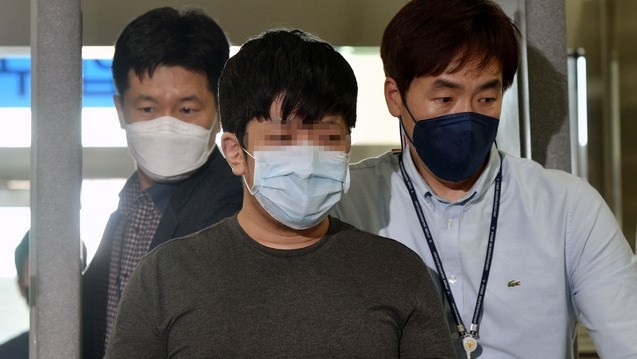 성범죄 피의자 등의 신상 정보 및 선고 결과 등을 무단 게시한 혐의를 받고 있는 '디지털교도소' 30대 1기 운영자 A씨가 8일 오후 대구 수성구 대구지방법원에서 열리는 구속 전 피의자 심문(영장실질심사)에 출석하고 있다.