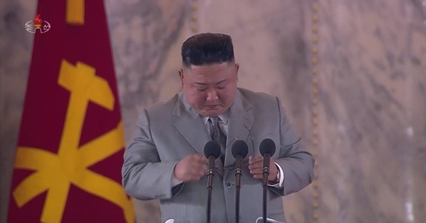 북한 조선중앙TV가 지난 10일 오후 김정은 국무위원장이 노동당 창건 75주년 경축 열병식 연설중 울먹이는 모습을 방송하고 있다. (사진= 조선중앙TV 캡처)