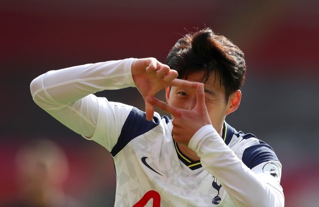 토트넘 홋스퍼 손흥민이 20일(현지시간) 영국 사우샘프턴의 세인트 메리즈 스타디움에서 열린 2020-21시즌 잉글랜드 프리미어리그(EPL) 2라운드 사우샘프턴과의 경기 후반 2분 두 번째 골을 넣고 세리머니를 하고 있다. 손흥민은 전반 추가시간 첫 번째 골에 이어 후반 2분과 19분, 28분에 각각 추가 골을 터트리는 활약을 펼치고 있다.