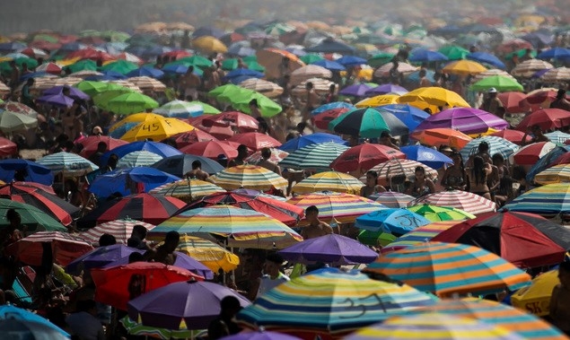 6일(현지시간) 브라질 리우데자네이루 이파네마 해변에 수많은 사람이 모여 연휴를 즐기고 있다. 7일까지 이어지는 브라질 독립기념일 연휴를 맞아 주말에 해변과 술집에 대규모 인파가 몰려 코로나19 재확산에 대한 우려가 커지고 있다.