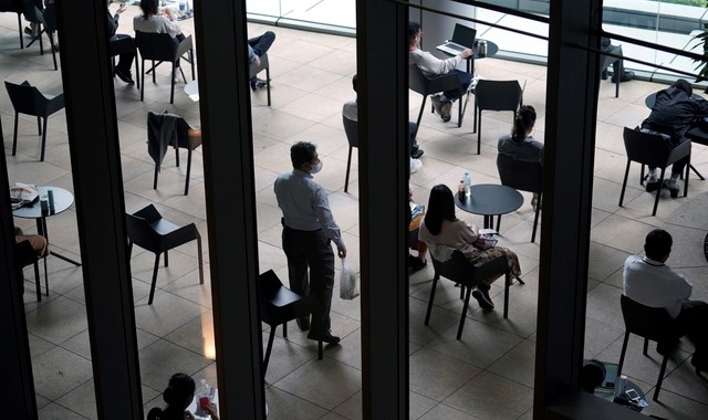 지난 12일 일본 도쿄 한 건물의 테라스에서 시민들이 신종 코로나바이러스 감염증(코로나19) 예방을 위해 거리를 둔 채 휴식을 취하고 있다.