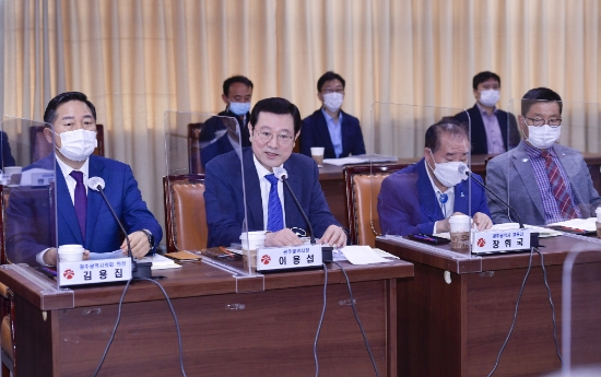 이용섭 광주광역시장이 15일 오전 시청 중회의실에서 열린 광주사회혁신플랫폼 추진위원회 회의에 참석해 인사말을 하고 있다./사진=광주시