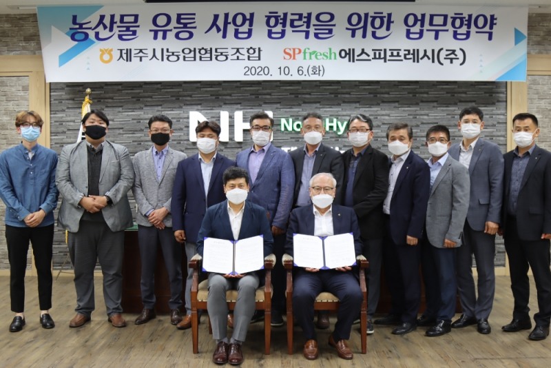 (왼쪽 의자) 박대성 에스피프레시 대표 (오른쪽 의자) 고봉주 제주시농협협동조합 조합장