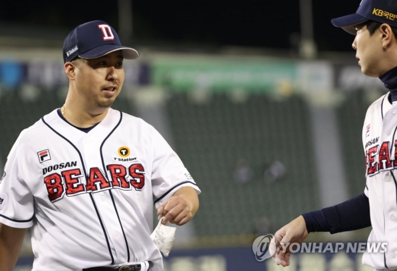 15일 서울 잠실야구장에서 열린 2020 프로야구 한화 이글스와 두산 베어스의 경기.6회초 이닝을 마친 뒤 두산 선발 투수 유희관이 마운드를 내려오며 박건우와 손등을 부딪치고 있다.