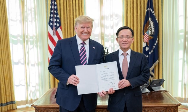 이수혁 신임 주미대사가 지난 1월6일(현지시간) 미국 워싱턴 D.C. 백악관에서 도널드 트럼프 미국 대통령에게 신임장을 제정한 뒤 기념촬영을 하고 있다. (사진=주미대사관 홈페이지)