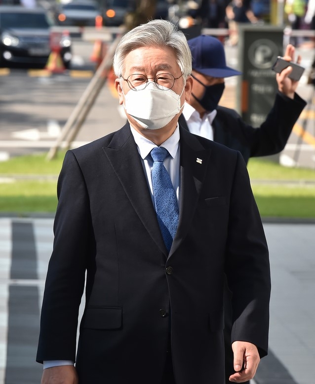 이재명 경기도지사가 지난 9월 21일 경기 수원시 영통구 수원고등법원에서 열린 파기환송심 첫 공판에 출석하고 있다.