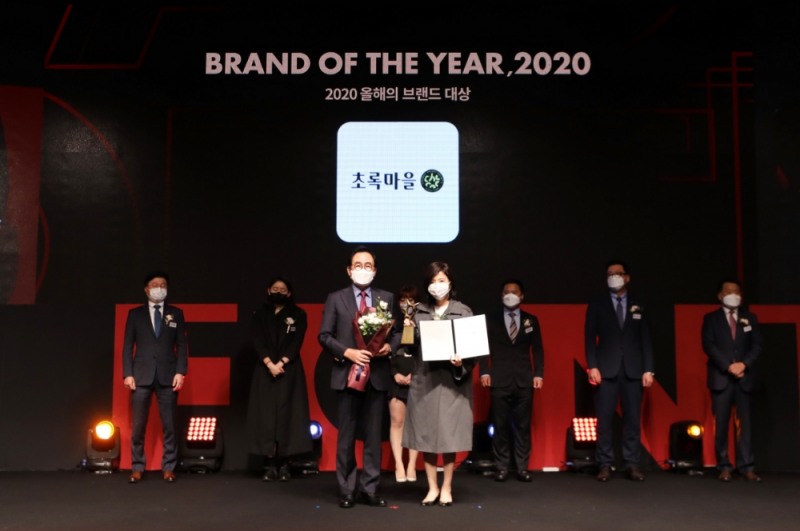초록마을 모진 대표이사(오른쪽)가 12일 열린 ‘2020 올해의 브랜드 대상’ 시상식에 참석했다.(사진제공=초록마을)
