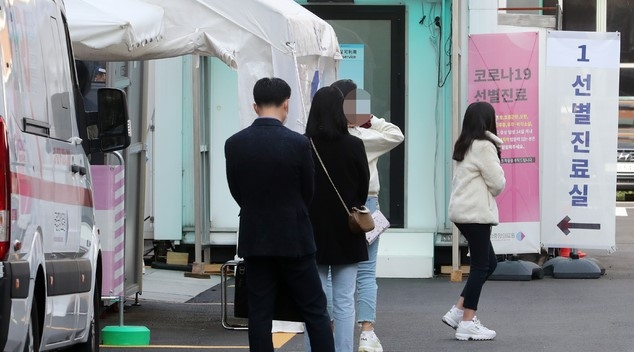 신종 코로나바이러스 감염증(코로나19) 신규 확진자가 100명대로 다시 늘어난 15일 오후 서울 중구 국립중앙의료원 선별 진료소에서 검사를 원하는 시민들이 줄을 서 있다.