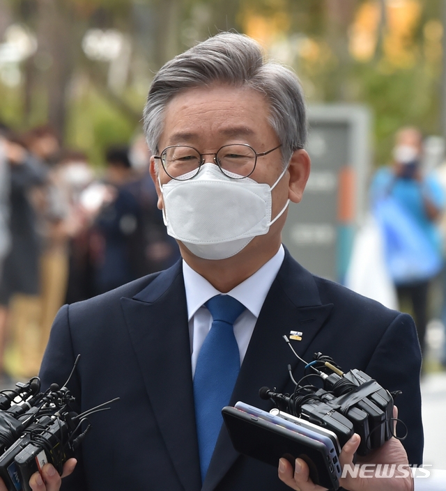 친형 강제입원과 관련한 허위사실유포 혐의로 기소돼 당선무효형을 받았다가 대법원에서 무죄 취지 원심 파기 판결을 받은 이재명 경기도지사가 16일 경기 수원시 영통구 수원고등법원에서 열린 파기환송심 선고 공판에 출석하고 있다.