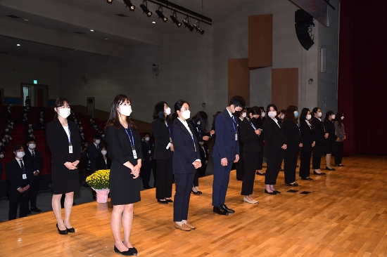 여수시가 16일 여수문화홀에서 신규공무원 임용장 수여식을 열고 새내기공무원 206명에게 임용장을 수여했다./사진=여수시
