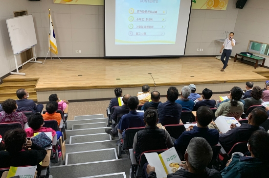 15일 고흥군은 농업기술센터 주관으로 관내 유자 재배농가, 귀농인 및 귀농 예정자 100여명을 대상으로 유자 안정생산 재배기술 교육을 실시했다/사진=고흥군