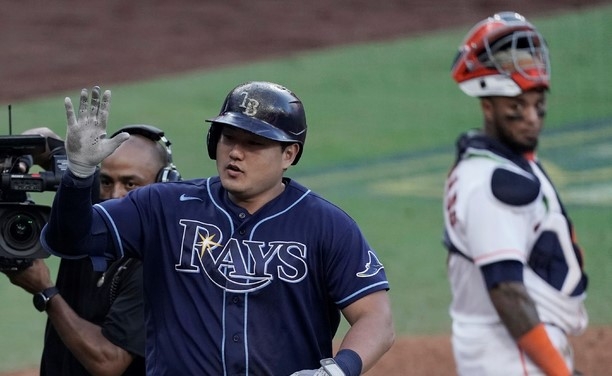 탬파베이 레이스의 최지만이 16일(한국시간) 미국 캘리포니아주 샌디에이고의 펫코파크에서 열린 휴스턴 애스트로스와의 2020 메이저리그(MLB) 포스트시즌 아메리칸리그 챔피언십시리즈(ALCS·7전4선승제) 5차전에서 5번 타자 겸 1루수로 선발 출전, 8회초 동점 솔로 홈런을 떄려낸 뒤 기뻐하고 있다.