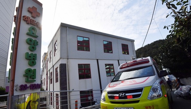 부산 북구의 한 요양병원에서 직원과 환자 등 53명이 신종 코로나바이러스 감염증(코로납19) 확진 판정을 받은 가운데 14일 요양병원에서 119구급차량을 이용해 확진환자를 격리병원으로 이송하고 있다.