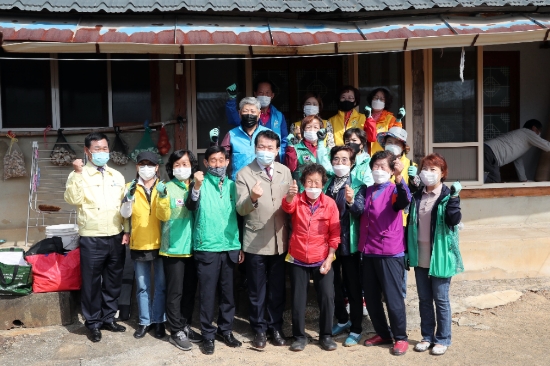 장흥군 정남진사랑나눔봉사대, 장동면서 집수리 봉사 나서/사진=장흥군
