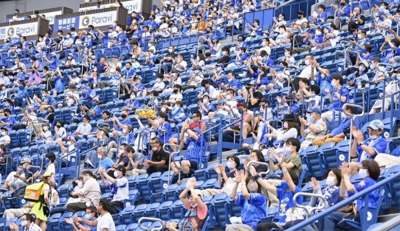  지난달 19일 일본 요코하마 스타디움에서 야구팬들이 경기를 관람하고 있다. [도쿄 교도=연합뉴스]