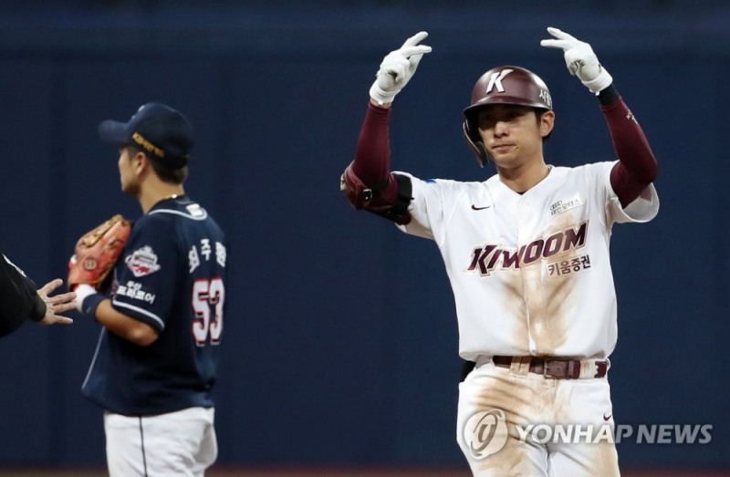 16일 오후 서울 구로구 고척스카이돔에서 열린 2020 KBO리그 두산-키움 경기.키움 이정후가 6회말 2사 1루에서 2루타를 쳐 KBO리그 시즌 최다 2루타를 달성한 뒤 기뻐하고 있다.