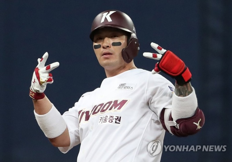 16일 오후 서울 구로구 고척스카이돔에서 열린 2020 KBO리그 두산-키움 경기.키움 박병호가 7회말 1사 1, 2루에서 5-4 역전을 만드는 2타점 적시 2루타를 쳐낸 뒤 기뻐하고 있다.