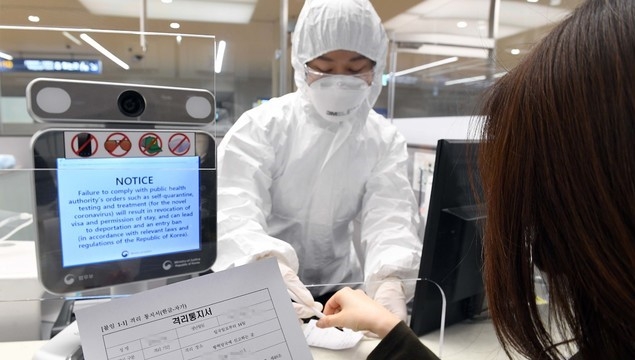 자가격리 지침 설명하는 입국심사관.