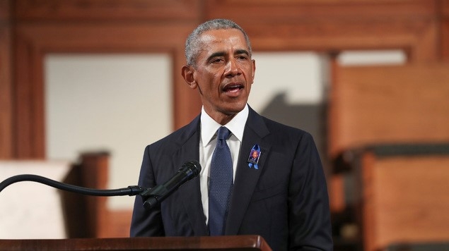 버락 오바마 전 미 대통령이 7월30일(현지시간) 조지아주 애틀랜타의 에베니저 침례교회에서 열린 고 존 루이스 의원 장례식에서 추도사를 하고 있다.