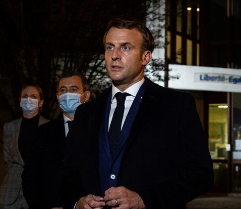 에마뉘엘 마크롱 프랑스 대통령이 16일(현지시간) 파리 북부 교외 콘플랑스-상-오노랭에서 이슬람 예지자 무함마드의 커리커처에 대해 토론 수업을 벌인 역사 교사가 참수돼 살해당한 사건에 대해 이슬람 극단주의자들의 테러 공격이라고 비난하고 있다.