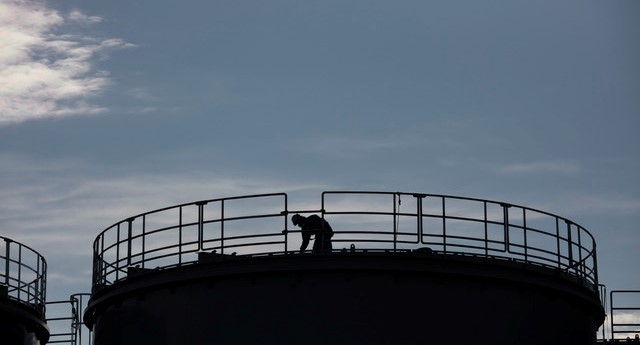 지난 2월12일 일본 후쿠시마(福島) 제1 원전 신축 수조 상단에서 작업자 1명이 일하고 있다. 후쿠시마 원전의 오염된 처리수를 해양 또는 대기 중으로 방출하는데 찬성하는 일본 국민은 20%에 불과한 것으로 요미우리 신문의 여론조사 결과 나타났다.