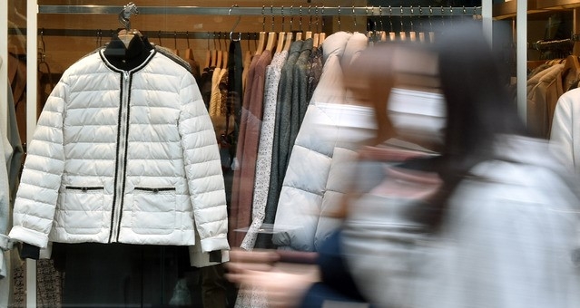 큰 일교차로 쌀쌀한 날씨를 보인 지난 16일 오후 대구의 한 의류매장 쇼윈도에 겨울옷이 진열돼 있다.