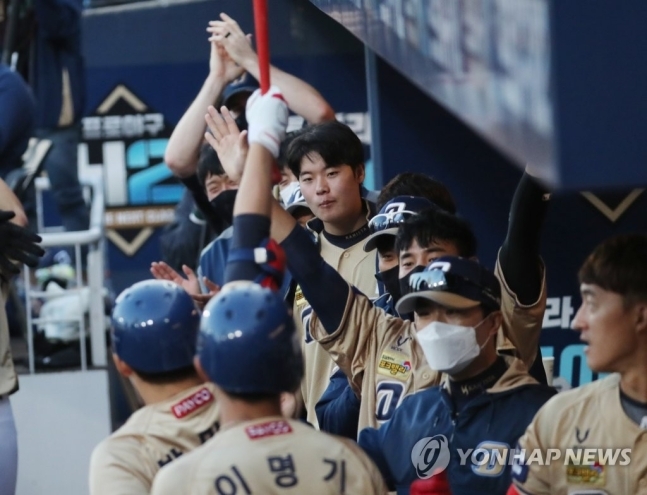 NC가 롯데를 연파하며 정규리그 우승과 한국시리즈 직행 매직넘버를 '3'으로 줄였다.