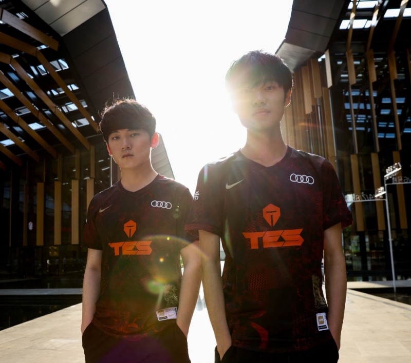 톱 e스포츠의 원거리 딜러 'JackeyLove' 유웬보(왼쪽)와 미드 라이너 'knight' 주오딩(사진=라이엇 게임즈 제공).