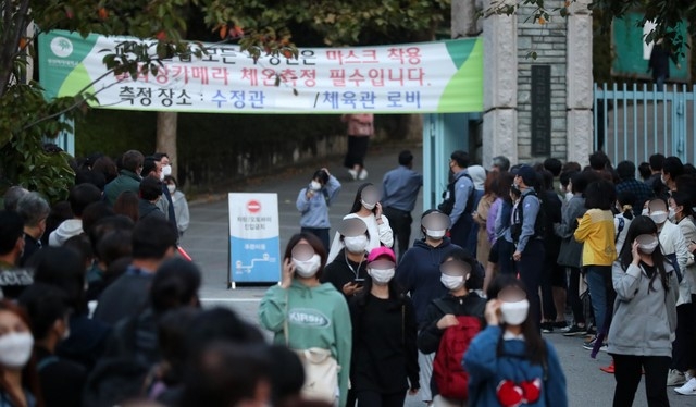성신여자대학교 2021학년도 수시모집 논술고사가 치러진 11일 오후 서울 성북구 성신여대 입구에서 시험을 마친 수험생들이 나오고 있다.