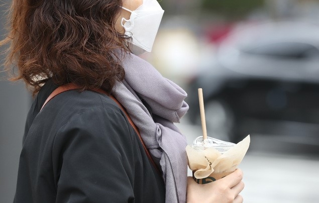 최저기온 9도의 쌀쌀한 날씨를 보인 지난 16일 오전 서울 세종대로 사거리에서 시민들이 출근길 발걸음을 재촉하고 있다.