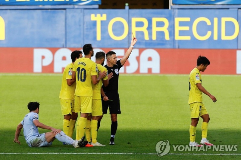 경고누적으로 퇴장 명령을 받는 비야레알의 구보 다케후사 (EPA=연합뉴스)