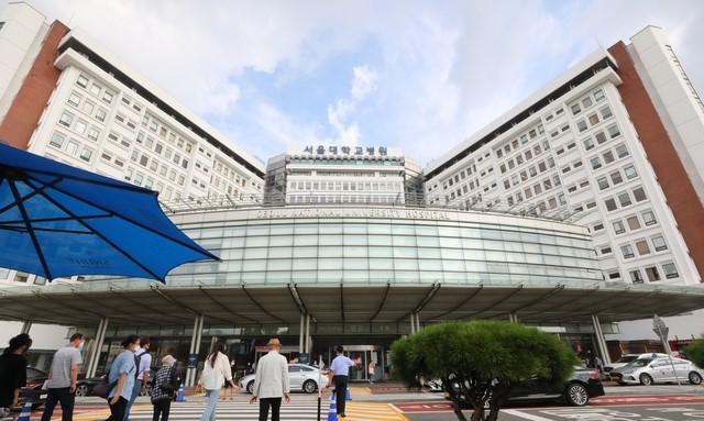 서울 종로구 서울대학교병원에서 환자들이 진료를 받기위해 병원으로 들어서고 있다.