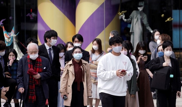16일 일본 수도 도쿄의 긴자 거리를 신종 코로나바이러스 감염증(코로나19) 예방을 위해 마스크를 착용한 시민들이 걷고 있다.