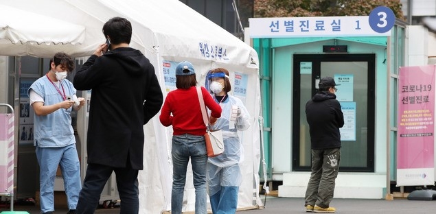 의료진이 16일 오후 서울 중구 국립중앙의료원에 마련된 선별진료소에서 내원객들에게 코로나19 검사 안내를 하고 있다.