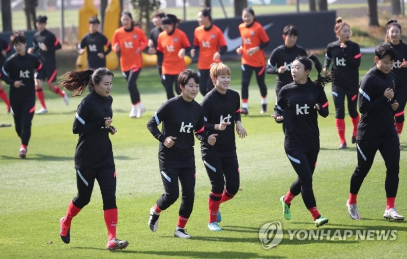 여자 축구 국가대표팀 선수들이 19일 오전 경기도 파주NFC(대표팀트레이닝센터)에서 열린 소집훈련에 앞서 그라운드를 뛰며 몸을 풀고 있다.[파주=연합뉴스]