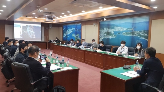 지난 15일 여수시청 상황실에서 표준지 담당 감정평가사 10명과 담당 공무원 6명 등이 간담회를 통해 표준지공시지가의 정확한 조사‧산정을 논의하고 있다./사진=여수시
