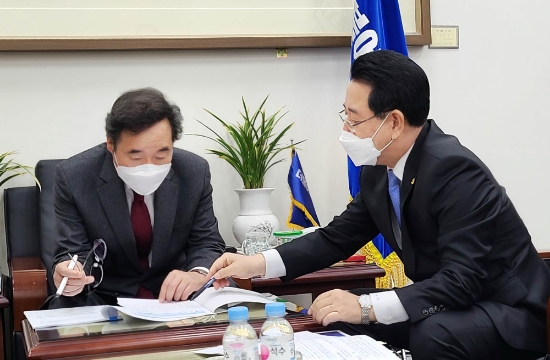 19일 김영록 지사가 중점현안 5건, 핵심 3법 건의를 이낙연 민주당대표를 만나 중점현안과 핵심법등을 설명하고 지원요청하고 있다/사진=전남도