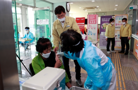 19일 보성 전 군민 무료 독감 백신 접종이 관내 의료기관과 보건지소에서 본격적으로 시작 됐다/사진=보성군