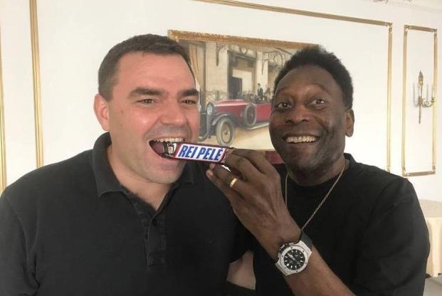 펠레(오른쪽)가 자신의 이름을 딴 초콜릿 제품 홍보에 나서는 등 대외활동을 재개했다. [브라질 뉴스포털 UOL]