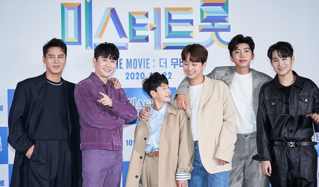 19일 온라인 생중계로 진행된 영화 '미스터트롯: 더 무비' 제작보고회에 참석한 트로트가수 장민호(왼쪽부터), 영탁, 정동원, 이찬원, 임영웅, 김희재. (사진=영화사 그램 제공)