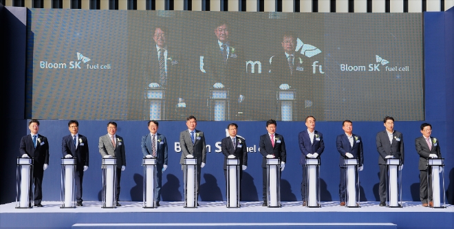 SK건설은 20일 경북 구미에 위치한 블룸SK퓨얼셀 제조공장의 준공을 기념해 개관식 행사를 열었다. 사진은 안재현 SK건설 사장(왼쪽 다섯번째), 강경성 산업통상자원부 산업정책실장(왼쪽 여섯번째), 구자근(경북 구미갑) 국회의원(왼쪽 일곱번째), 장세용 구미시장(왼쪽 여덟번째)이 블룸SK퓨얼셀 제조공장 개관을 축하하는 터치버튼 세레모니를 하고 있다. / 사진 제공 = SK건설