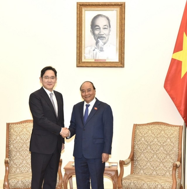 (사진=삼성전자) 이재용 삼성전자 부회장이 20일 베트남 하노이 총리실에서 응우옌 쑤언 푹 총리를 예방하고 협력 방안을 논의했다. 