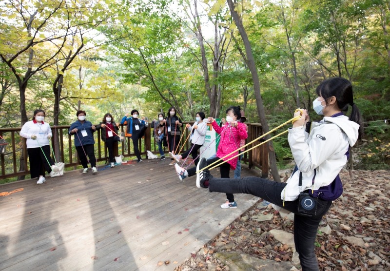 국립청도숲체원에서 코로나19 워리어 가족들이 ‘온드림 숲 속 힐링교실’ 프로그램에 참여하고 있다.