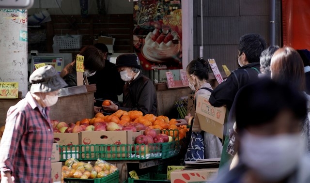 20일 일본 도쿄의 한 청과물 상점에서 코로나19 확산을 막기 위해 마스크를 쓴 한 사람들이 물건을 사고 있다. 일본 수도 도쿄도에서 코로나19 신규 감염자가 139명 발생해 이틀 만에 다시 100명을 넘어섰다.