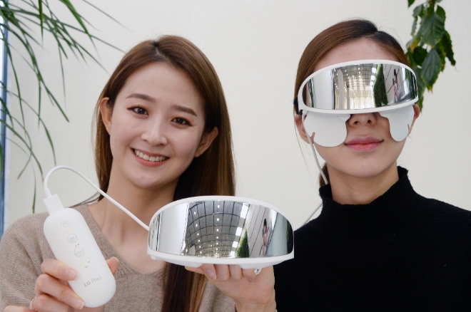 (사진=LG전자) 모델들이 LG전자가 새롭게 선보인 눈가 전용 뷰티기기 'LG 프라엘 아이케어(모델명: EWN1)'를 소개하고 있다