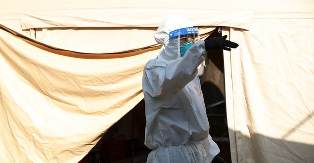 신종코로나바이러스감염증(코로나19) 신규확진자가 닷새 연속 두자릿수를 유지한 20일 오전 서울 강남구 보건소에 마련된 선별진료소에서 의료진들이 업무를 보고 있다.