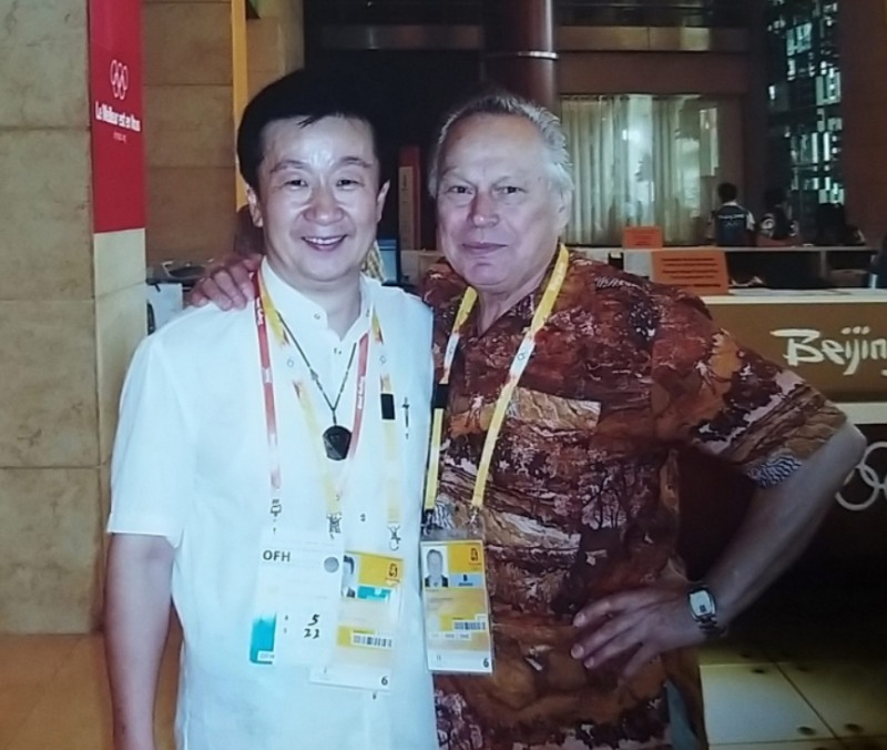 2004년 아테네올림픽서 러시아 출신 유리 티포프 전 국제체조연맹회장과 포즈를 취했다. [윤강로 원장 사진 제공]