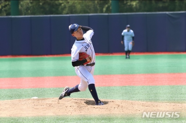 SK는 2021년도 신인선수로 1차 지명한 투수 김건우와 계약금 2억원에 계약을 맺었다.